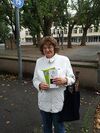 Edith Diemel mit dem zu verteilenden Material